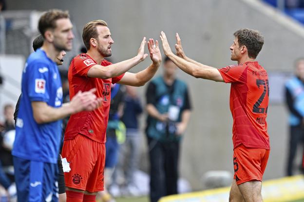 Futbalisti Bayernu Mníchov Thomas Müller (vpravo) a Harry Kane počas striedania v záverečnom 34. kole nemeckej Bundesligy TSG 1899 Hoffenheim - Bayern Mníchov v nemeckom Sinsheime.