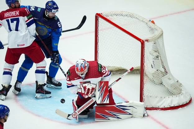 Karel Vejmelka chytá puk počas zápasu B-skupiny Česko - Kazachstan na MS v ľadovom hokeji v dánskom Herningu.