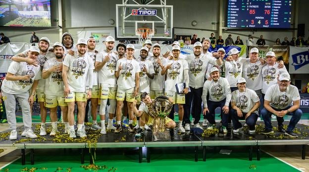 Basketbalisti Patriotov Levice oslavujú majstrovský titul po piatom zápase finále play off Tipos SBL v basketbale mužov- Levice sa štvrtý rok za sebou stali víťazom ligy. V rozhodujúcom piatom stretnutí finále zvíťazili doma nad Interom Bratislava 85:76 a v celej sérii triumfovali 3:2 na zápasy.