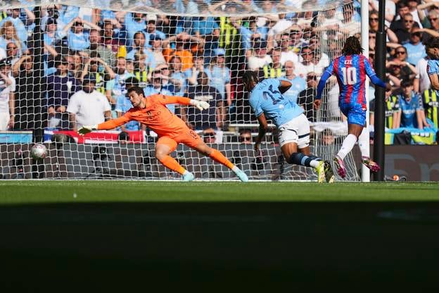 Eberechi Eze strieľa gól do siete Manchestru City vo finále anglického F. A. Cupu v londýnskom Wembley.