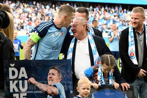 Juraj Kucka (Slovan) sa lúči s hráčskou kariérou, uprostred jeho otec Július a vpravo brat pred záverečným 10. kolom nadstavbovej časti Niké ligy v skupine o titul ŠK Slovan Bratislava - FC Košice.
