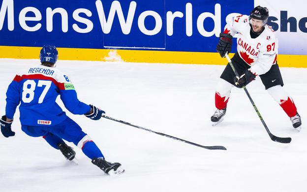 Sidney Crosby (Kanada) počas zápasu A-skupiny Kanada - Slovensko. Na snímke je aj Pavol Regenda.