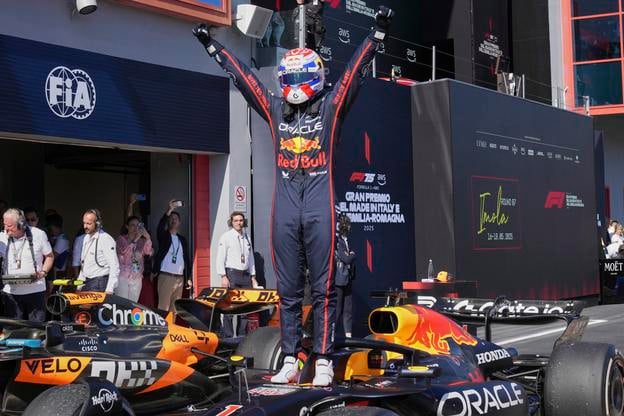 Holandský pretekár F1 Max Verstappen z tímu Red Bull oslavuje víťazstvo na na VC Emilia Romagna.