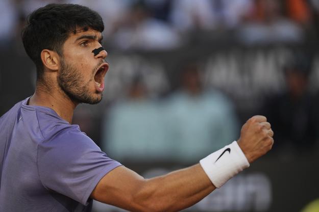 Španielsky tenista Carlos Alcaraz sa teší z víťazného fiftínu vo finále mužskej dvojhry proti Talianovi Jannikovi Sinnerovi na tenisovom turnaji ATP 1000 v Ríme 18. mája 2025. 
