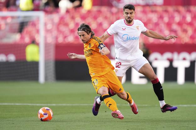Luka Modrič (vľavo) a Alvaro Garcia-Pascual z FC Sevilla počas zápasu 37. kola španielskej La Ligy FC Sevilla - Real Madrid.