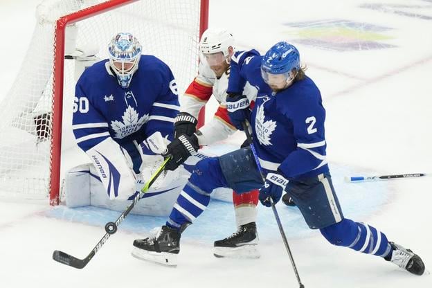 Sam Bennett (9) z Floridy v súboi s obrancom Toronta Simon Benoitom (2). Zo súboja semifinále Východnej konferencie Florida - Toronto 1:6.