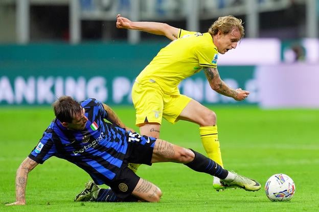 Francesco Acerbi bojuje o loptu s hráčom Lazia Rím Nicolom Rovellom. Zo stretnutia Inter Miláno - Lazio Rím 2:2.