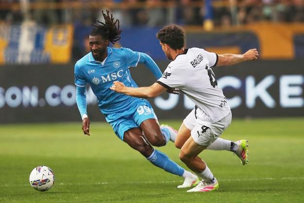 Frank Zambo Anguissa v súboji s hráčom Parmy Botondom Baloghom. Zo stretnutia Parma - Neapol 0:0.