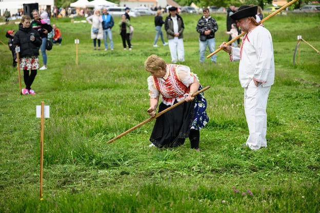On Saturday, the Slovak Agricultural Museum in Nitra held a mowing competition as part of the country wide league. Men, women and children competed who would be the first to mow down increasingly bigger patches of grass.
