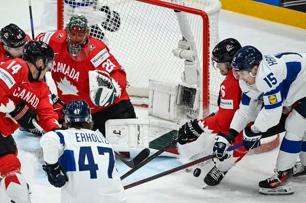 Kanadský brankár Marc-André Fleury dlho odolával strelám z fínskych hokejok, kým ho neprekonal Patrik Puistola a potom ešte dvakrát inkasoval v samostatných nájazdoch.