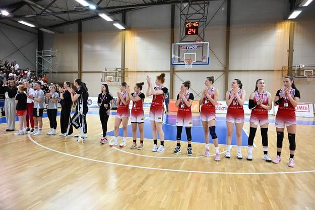 Basketbalistky Slávie s medailami za druhé miesto po skončení 3. zápasu finálovej série basketbalovej Tipos extraligy žien Piešťanské Čajky - Slávia ŠKP Banská Bystrica, 26. apríla 2025 v Piešťanoch.