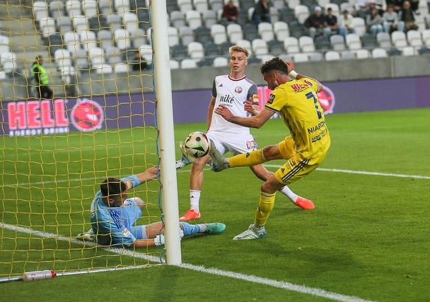 Giannis Niarchos strieľa druhý gól Košíc do siete Podbrezovej.
