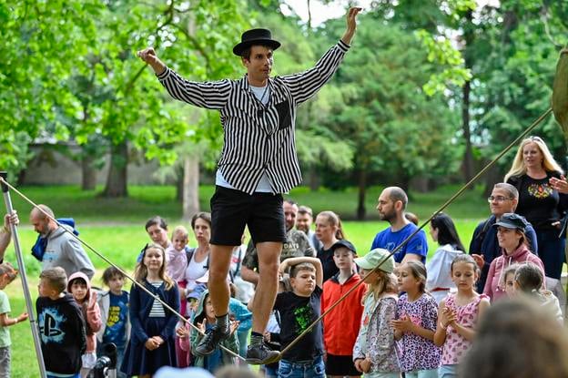 Slovenian artist Andrej Tomše performing at Cirkul'art in 2022.