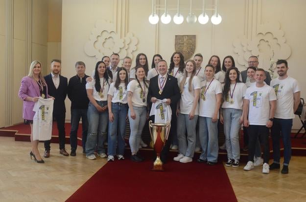 Hádzanárky Iuventy Michalovce v rámci majstrovských osláv absolvovali aj prijatie u primátora mesta Miroslava Dufinca.