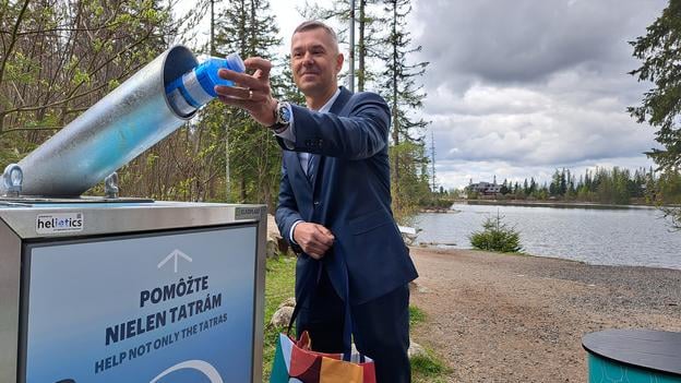Four boxes for PET bottles will be added to the Štrbské Pleso resort in the High Tatras, with the first one already installed near the mountain lake. The goal is to prevent the accumulation of plastic waste in places with high number of tourists.Later, one will be placed in the direction of the Vodopád Skok waterfall, another in the direction of the Popradské Pleso mountain lake, and the last one near the squirrel park.