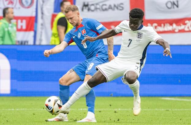 Ondrej Duda (Slovensko) a Bukayo Saka (Anglicko) bojujú o loptu počas osemfinálového zápasu Anglicko - Slovensko na ME vo futbale.
