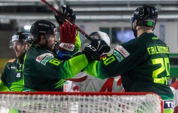 Zľava Erik Rajnoha (Žilina), Martin Reway (Liptovský Mikuláš) a Peter Galamboš (Žilina) počas zápasu hokejovej Tipos extraligy Vlci Žilina - HK 32 Liptovský Mikuláš.