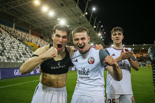 Peter Kováčik sa teší s Rolandom Galčíkom a Šimonom Faškom.