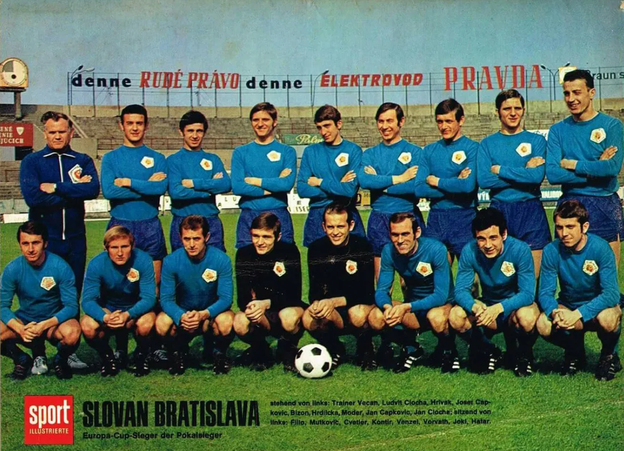 Mužstvo Slovana, ktoré triumfovalo v Pohári víťazov pohárov. Jozef Kontír je v dolnom rade štvrtý zľava.
