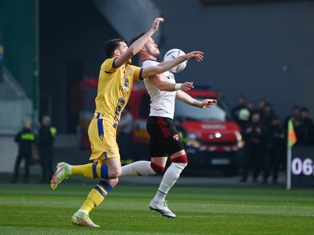 Milan Dimun v drese DAC (vľavo) v súboji s Martinom Bukatom z trnavského Spartaka, v apríli 2023. 