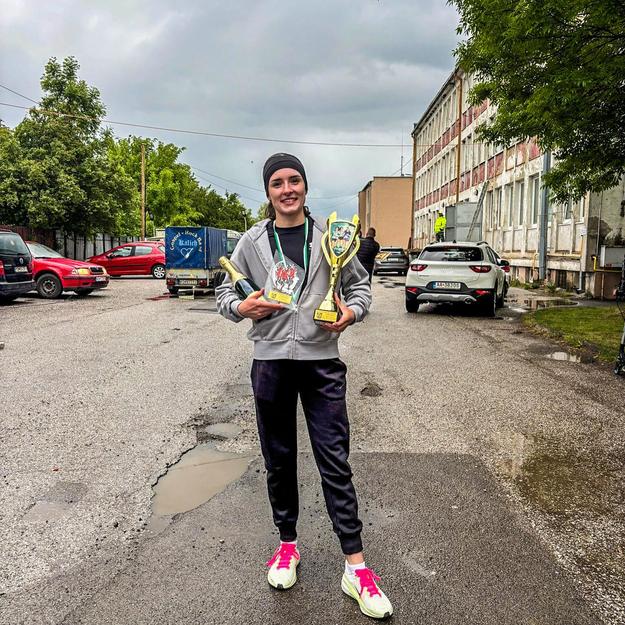 Emilia Kowaliková sa na Bidovskej 12 dočkala ocenení za 2. miesto v celkovom poradí žien a 1. priečku vo vekovej kategórii do 39 rokov.