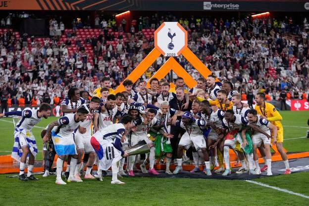 Futbalisti Tottenhamu pózujú s trofejou po výhre v Bilbau.