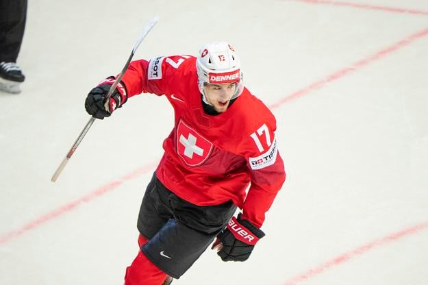 Švajčiarsky hokejista Ken Jäger sa teší z gólu vo štvrťfinálovom zápase Švajčiarsko - Rakúsko na MS v hokeji v dánskom Herningu.