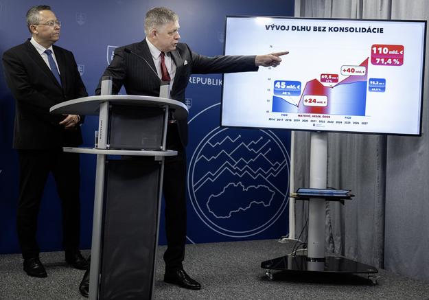 Prime Minister Robert Fico (Smer) and Finance Minister Ladislav Kamenický (Smer) speak at a press conference during an inspection day at the Finance Ministry in Bratislava on 21 May 2025.