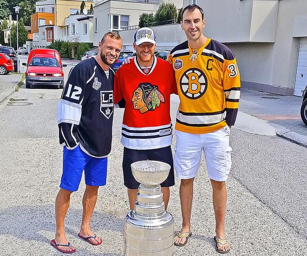Zdeno Chára, Marián Hossa a Marián Gáborík so Stanley Cupom v Trenčíne.