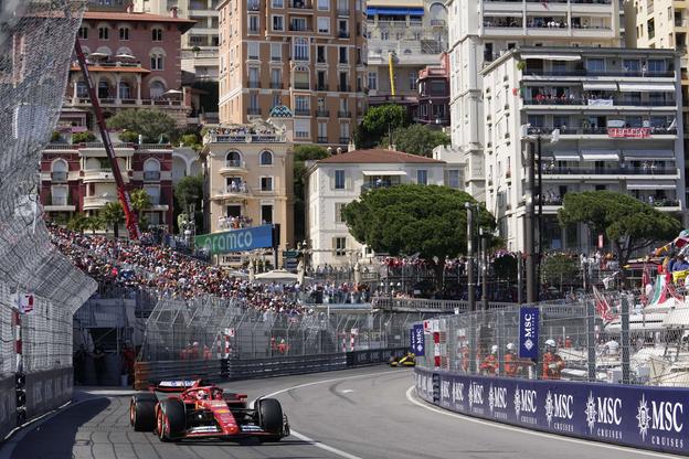 Charles Leclerc zvíťazil v Monaku vlani. AP Photo/Luca Bruno, File