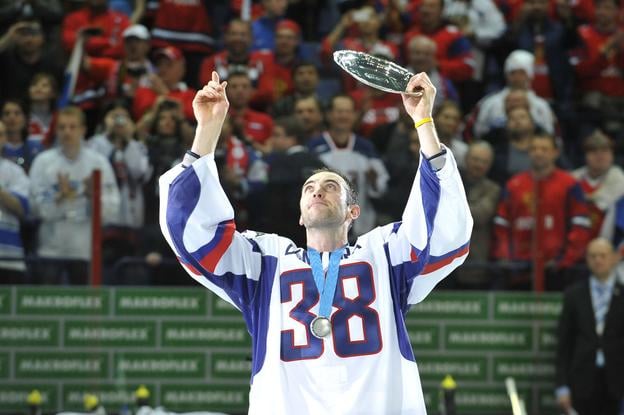 Zdeno Chára dvíha cenu za druhé miesto na svetovom šampionáte v ľadovom hokeji  2012.