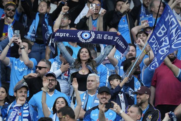Fanúšikovia Neapola pred zápasom záverečného 38. kola talianskej Serie A proti Cagliari.