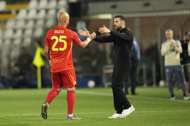 Tréner Coma Cesc Fabregas (vpravo) objíma brankára Pepe Reinu, ktorý dostal červenú kartu počas zápasu záverečného 38. kola talianskej Serie A Calcio Como - Inter Miláno.
