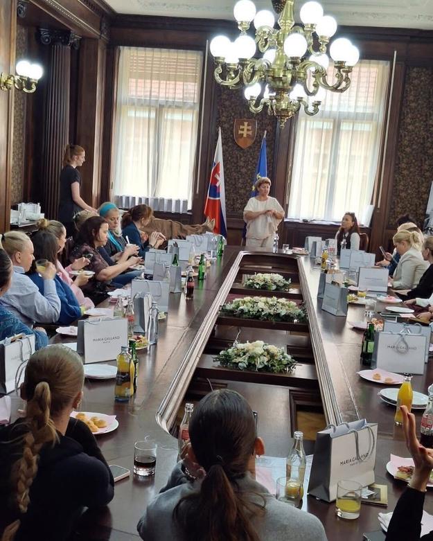 A beauty salon was given the floor at the Culture Ministry this week, where Gold Studio pitched its products in an official meeting room. The company posted photos of its representatives posing with Culture Minister Martina Šimkovičová, calling the open day at the ministry “truly unforgettable” — before quietly deleting the post.