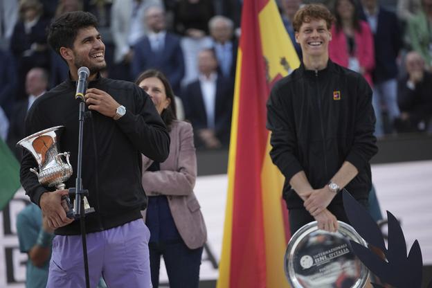 Carlos Alcaraz (vľavo) a Jannik Sinner po finále na Masters 1000 v Ríme 2025