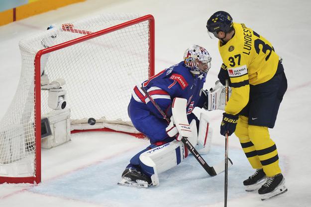 Isac Lundestrom (vpravo) strieľa gól cez amerického brankára Jeremyho Swaymana v zápase semifinále Švédsko - USA 2:6 na MS 2025 v hokeji vo švédskom Štokholme.