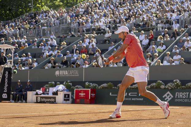 Novak Djokovič odvracia úder Huberta Hurkacza vo finále turnaja v Ženeve.