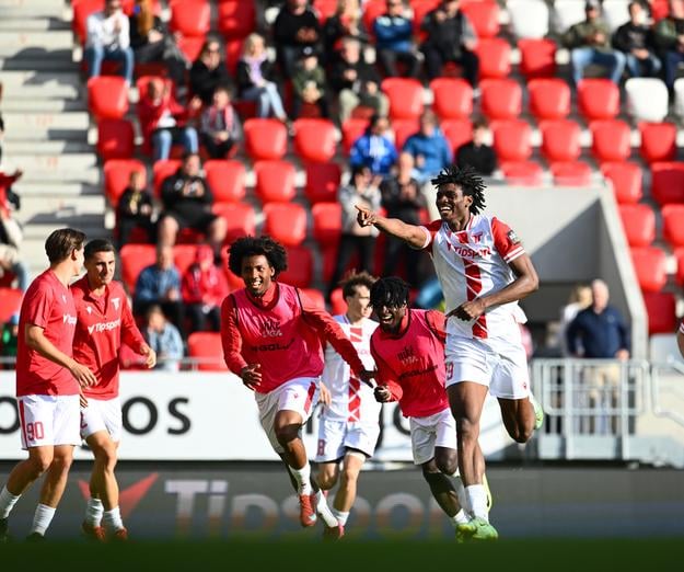 Chinonso Emeka (Trenčín) sa teší po góle v sieti Zlatých Moraviec.
