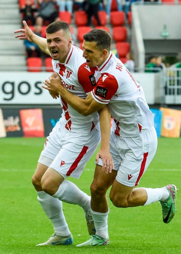Lukáš Skovajsa (vľavo) sa teší po svojom góle.