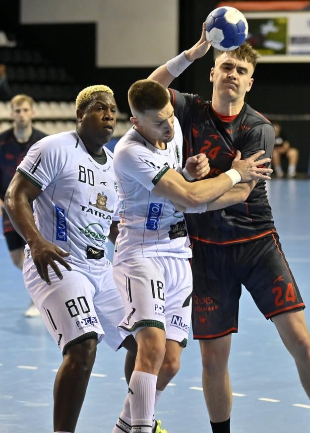 Yosdany Ballard a Josef Hozman (obaja Prešov) a vpravo Marek Štefina (Považská Bystrica) počas prvého zápasu finále Prešov - Považská Bystrica-