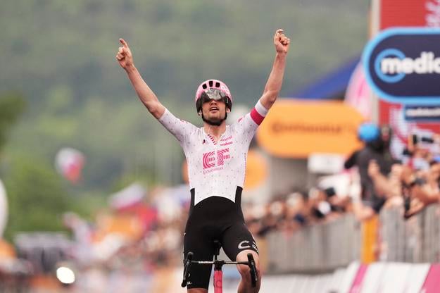 Kasper Asgreen oslavuje v cieli po jeho víťazstve 14. etapy cyklistických pretekov Giro d'Italia.