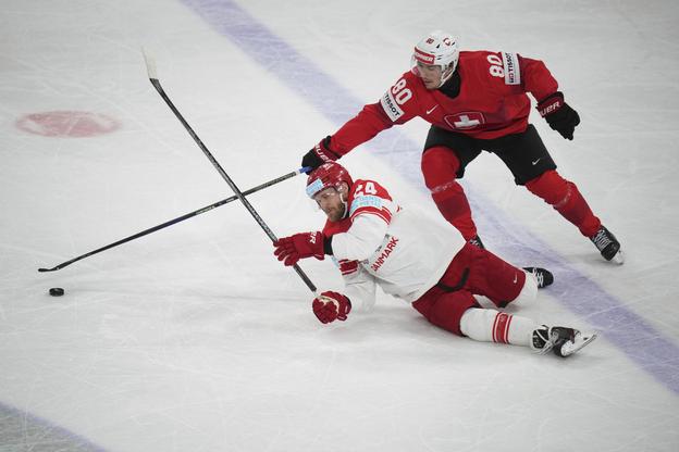 Dán Nikolaj Ehlers v súboji so Švajčiarom Nicolasom Baechlerom. Zo semifinále MS v hokeji Švajčiarsko - Dánsko 7:0.