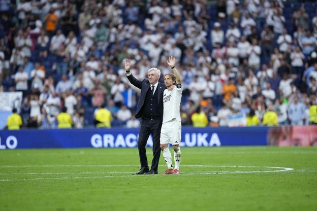 Carlo Ancelotti a Luka Modric sa lúčia s fanúšikmi Realu Madrid na štadióne Santiago Bernabeu.