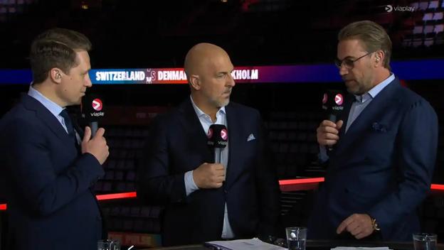 Diskutujúci v televíznom štúdiu Viaplay po zápase Švédsko - USA (2:6). Zľava tréner Švédov Sam Hallam a hokejoví experti Erik Granqvist a Peter Forsberg.