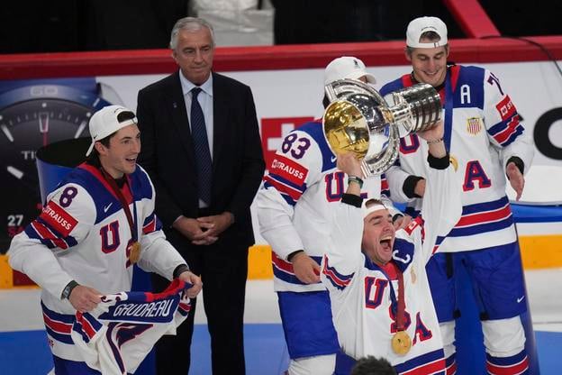 Americký kapitán Clayton Keller zdvíha trofej po tom, ako Američania získali titul po ich víťazstve nad Švajčiarskom 1:0 po predĺžení  zápasu vo finále Švajčiarsko - USA na MS 2025 v hokeji.