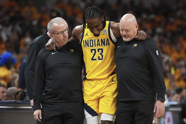 Zranený hráč Indiany Pacers Aaron Nesmith (23) odchádza z palubovky v 3. zápase finále play off Východnej konferencie NBA Indiana Pacers - New York Knicks 100:106.