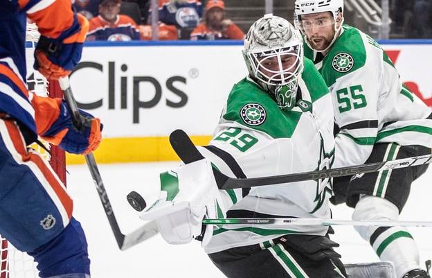 Brankár Dallasu Stars Jake Oettinger počas zápasu s Edmontonom.