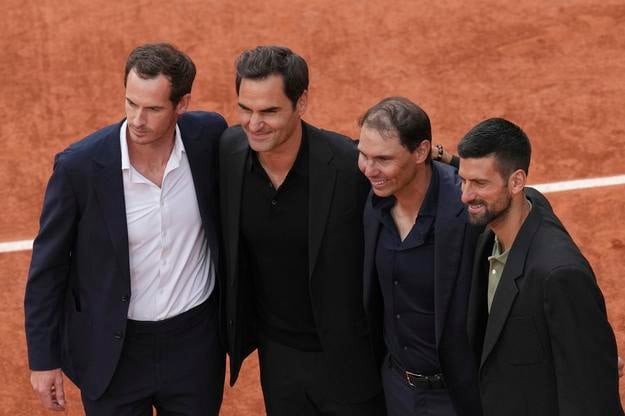 Rafa Nadal (druhý sprava) pózuje so srbským tenistom Novakom Djokovičom (vpravo), Švajčiarom Rogerom Federerom (druhý zľava) a Britom Andym Murraym (vľavo) počas slávnostného ceremoniálu na centrálnom kurte na grandslamovom tenisovom turnaji Roland Garros v Paríži.