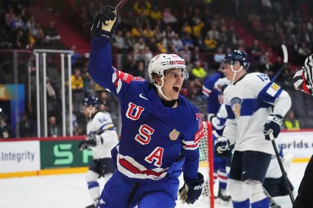 Americký hokejista Zeev Buium sa teší z gólu vo štvrťfinálovom zápase USA - Fínsko na 88. majstrovstvách sveta v ľadovom hokeji v Štokholme.