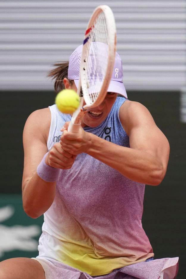 Poľská tenistka Iga Swiateková odvracia úder Slovenky Rebeccy Šramkovej počas zápasu 1. kola ženskej dvojhry na grandslamovom turnaji Roland Garros v Paríži.